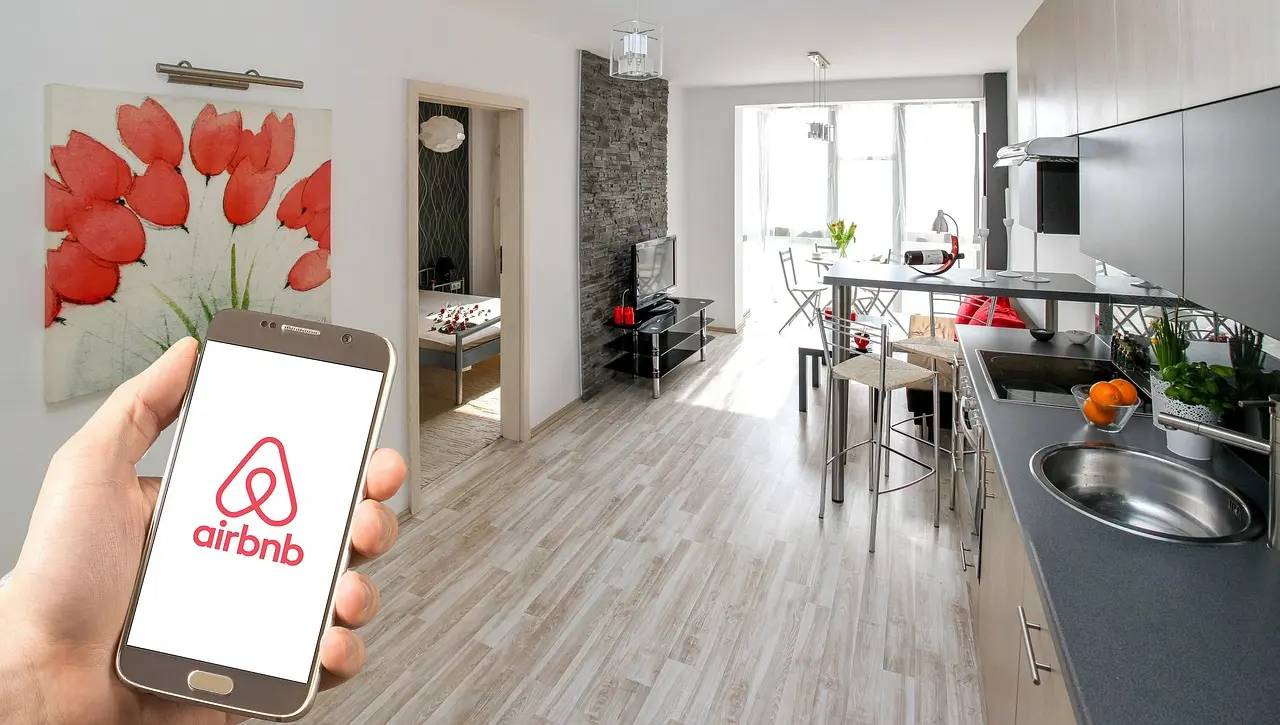 Κανόνες για τα Airbnb ετοιμάζει η ΕΕ – Τι θα προβλέπουν