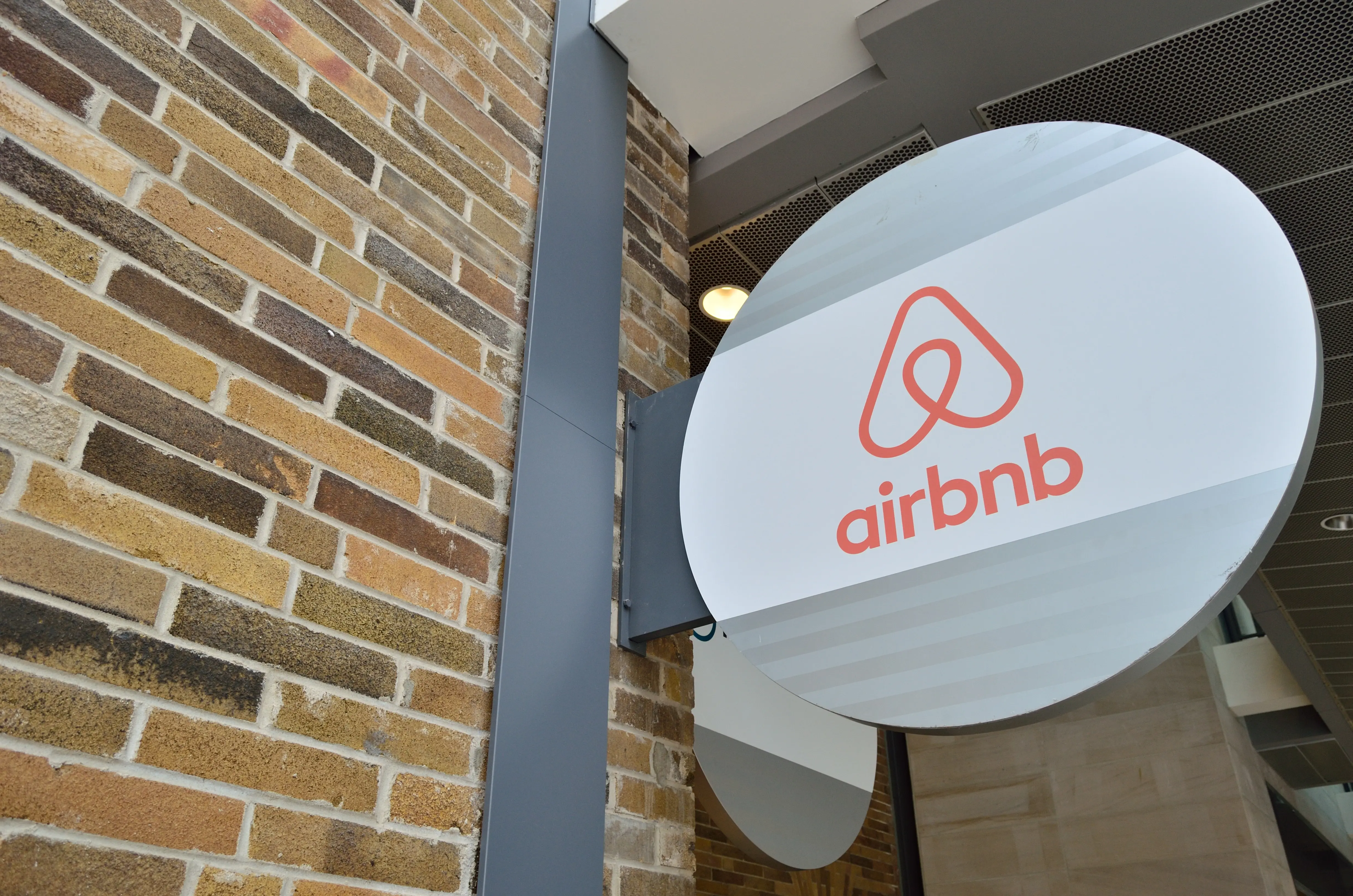 «Παγκόσμιος πόλεμος» για το Airbnb - Γιατί μπαίνει στο «στόχαστρο» η βραχυχρόνια μίσθωση