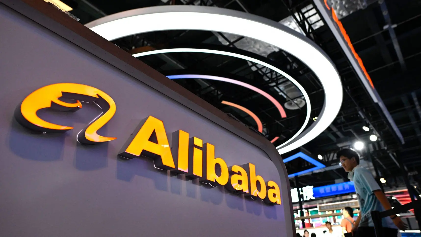 Alibaba: Ανάκληση αδειών και… ύπνος στο γραφείο