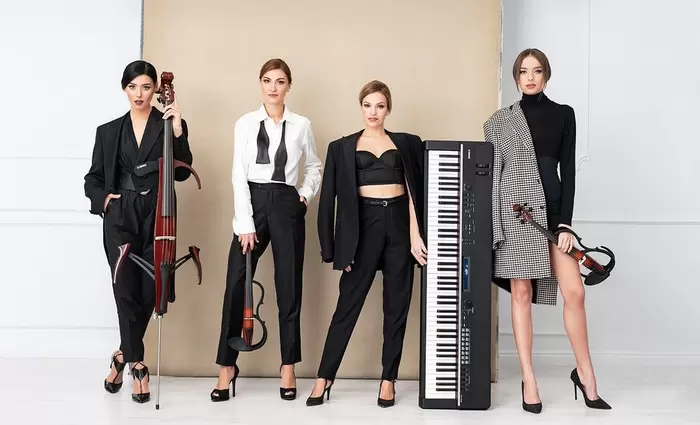 To πολυτελές St Georges Hotel & Resort παρουσιάζει το δημοφιλες συγκρότημα 