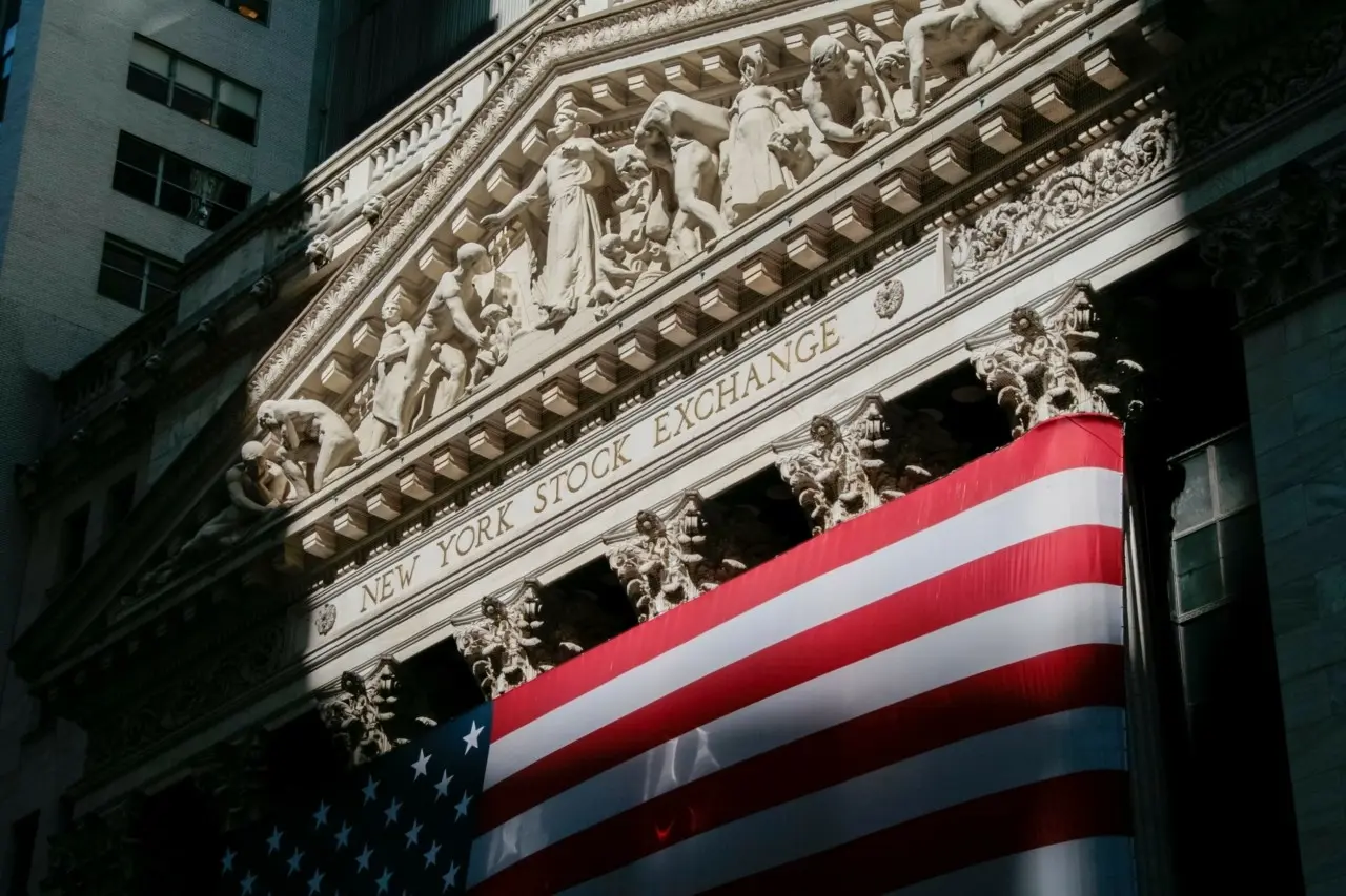 Πώς το αφήγημα του Trump-trade μετατράπηκε σε sell-off του αμερικανικού εξαιρετισμού