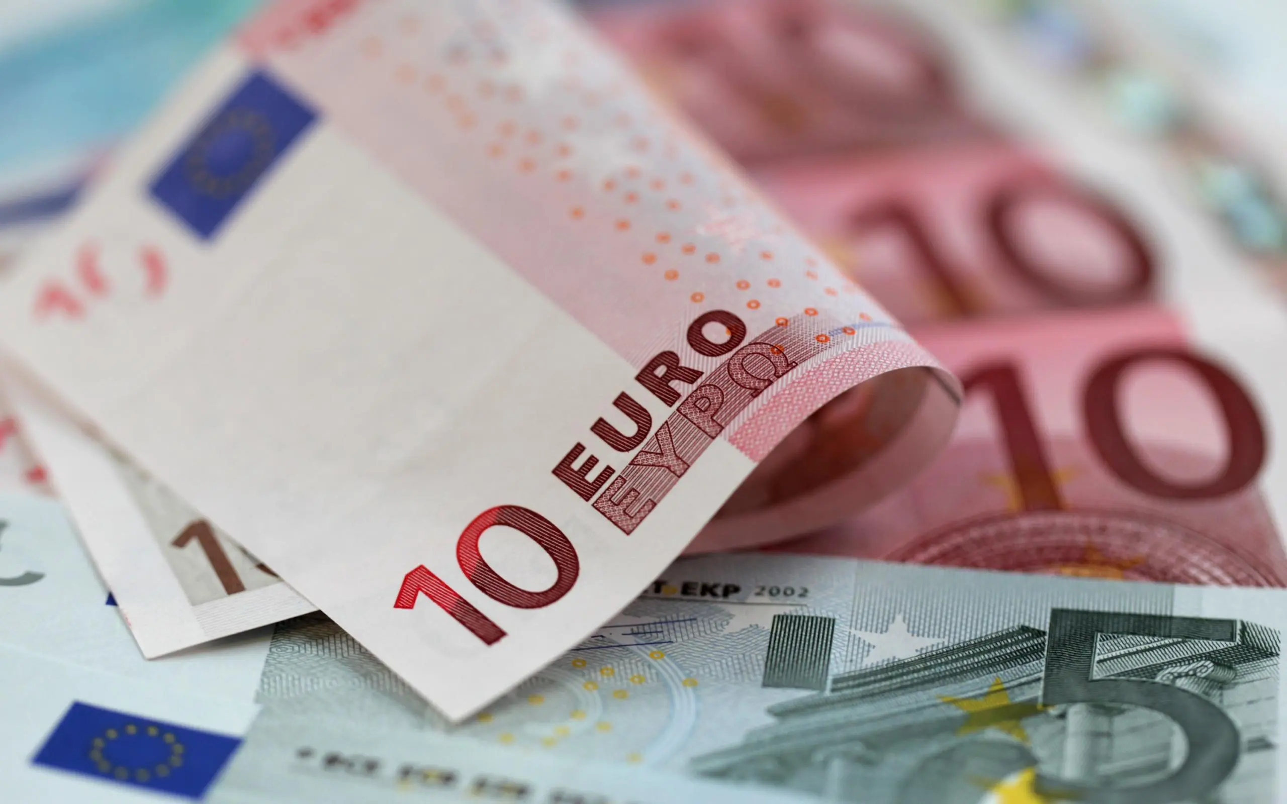 Στα €2.476 και αυξημένες κατά 4,2% οι μέσες ακαθάριστες απολαβές το δεύτερο 3μηνο