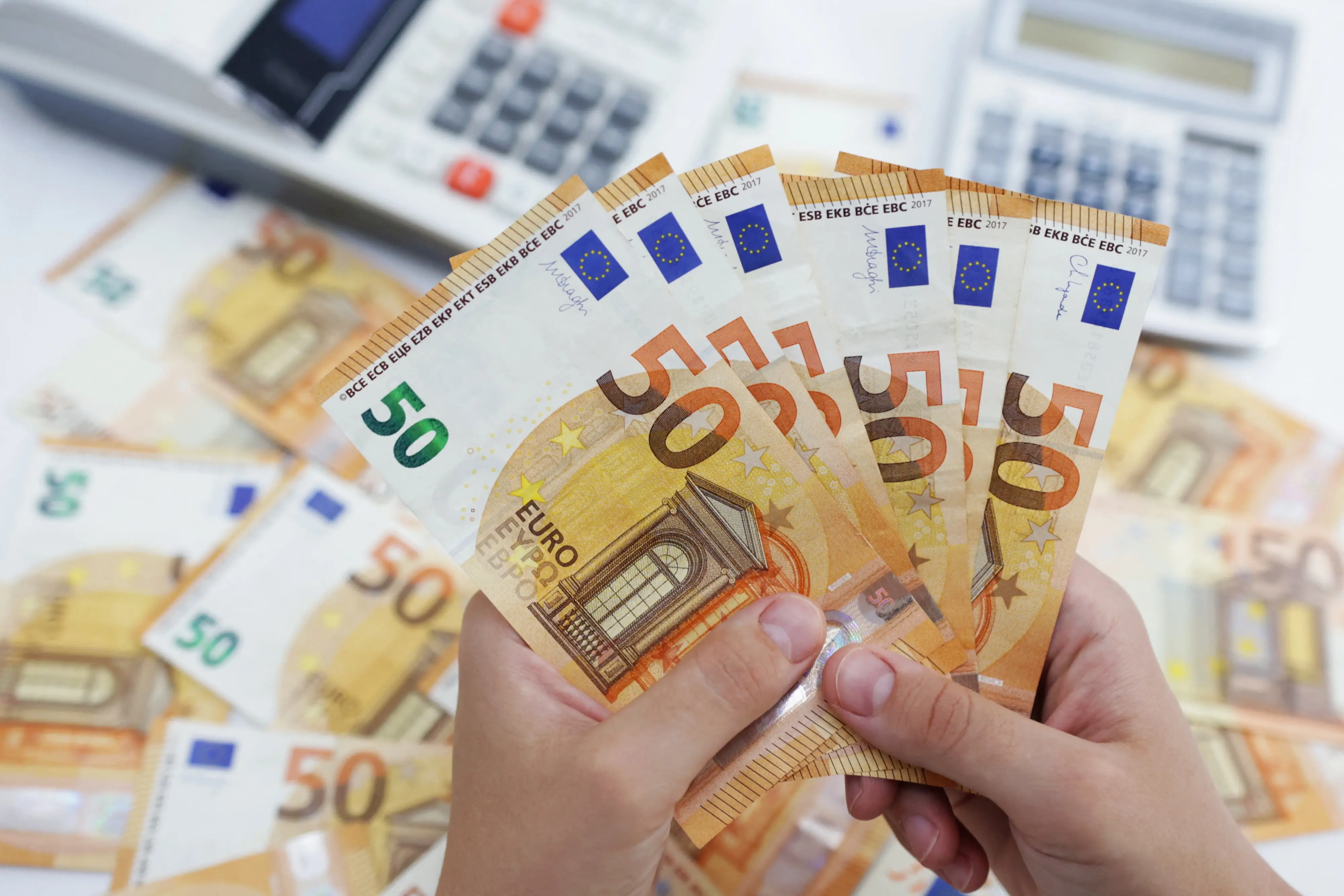 Στις €2.483 οι μέσες απολαβές το 2024, αυξημένες κατά 5,1% - Στα €1.881 ανήλθε ο διάμεσος