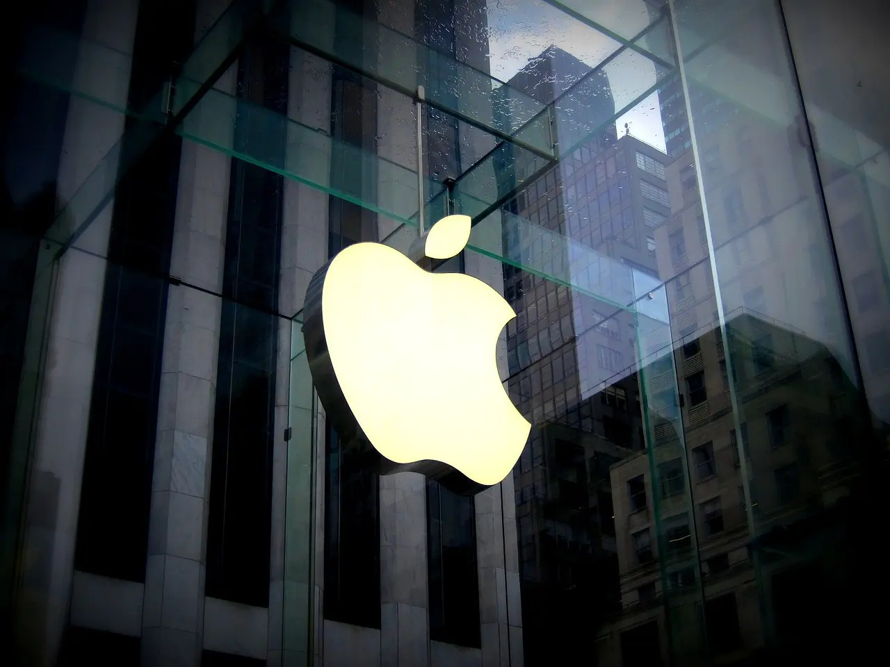 Apple: Ετοιμάζει νέο μοντέλο iPhone SE και καταργεί το κουμπί αρχικής οθόνης