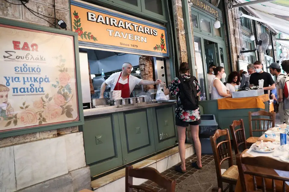Reuters: Στην Ελλάδα παλεύουν να συγκρατήσουν την τιμή στο σουβλάκι