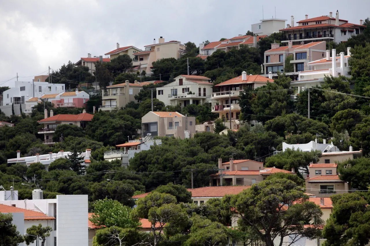Πώς κλειδώθηκαν 3 στους 4 Έλληνες έξω από την αγορά κατοικίας