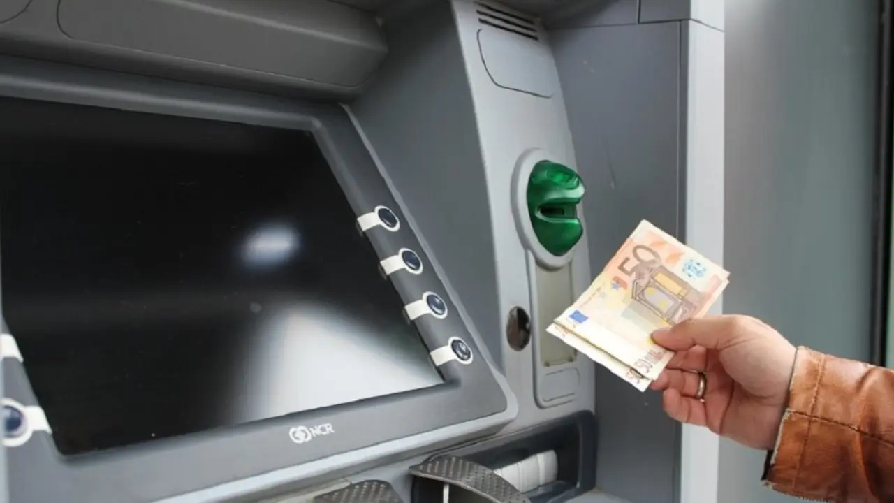 Η Επιτροπή Θεσμών ζητά ενημέρωση για τις χρεώσεις των τραπεζών