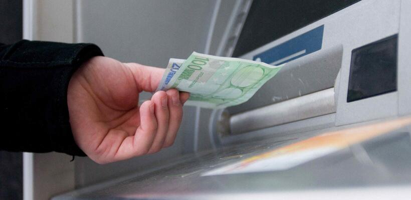 Δωρεάν οι αναλήψεις μετρητών στην Ελλάδα - Τι ισχύει στην Κύπρο