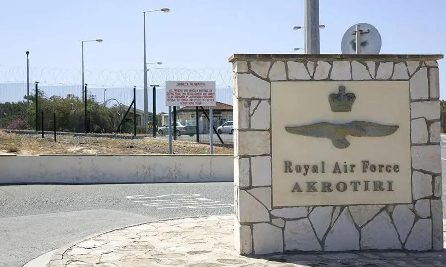 «Κόλλησαν» στο Ακρωτήρι 100 και πλέον Βρετανοί γιατροί και νοσηλευτές του NHS