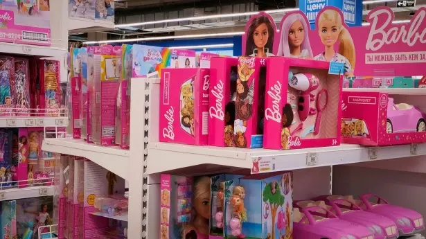 Το φαινόμενο Barbie παρασύρει και τις πωλήσεις παιχνιδιών στα ύψη