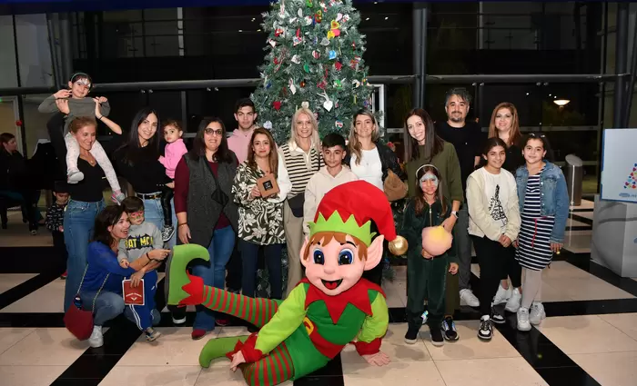 Με καρδιές ΑΛΜΑ και πολλή αγάπη στολίστηκε το χριστουγεννιάτικο δέντρο της Ελληνικής Τράπεζας