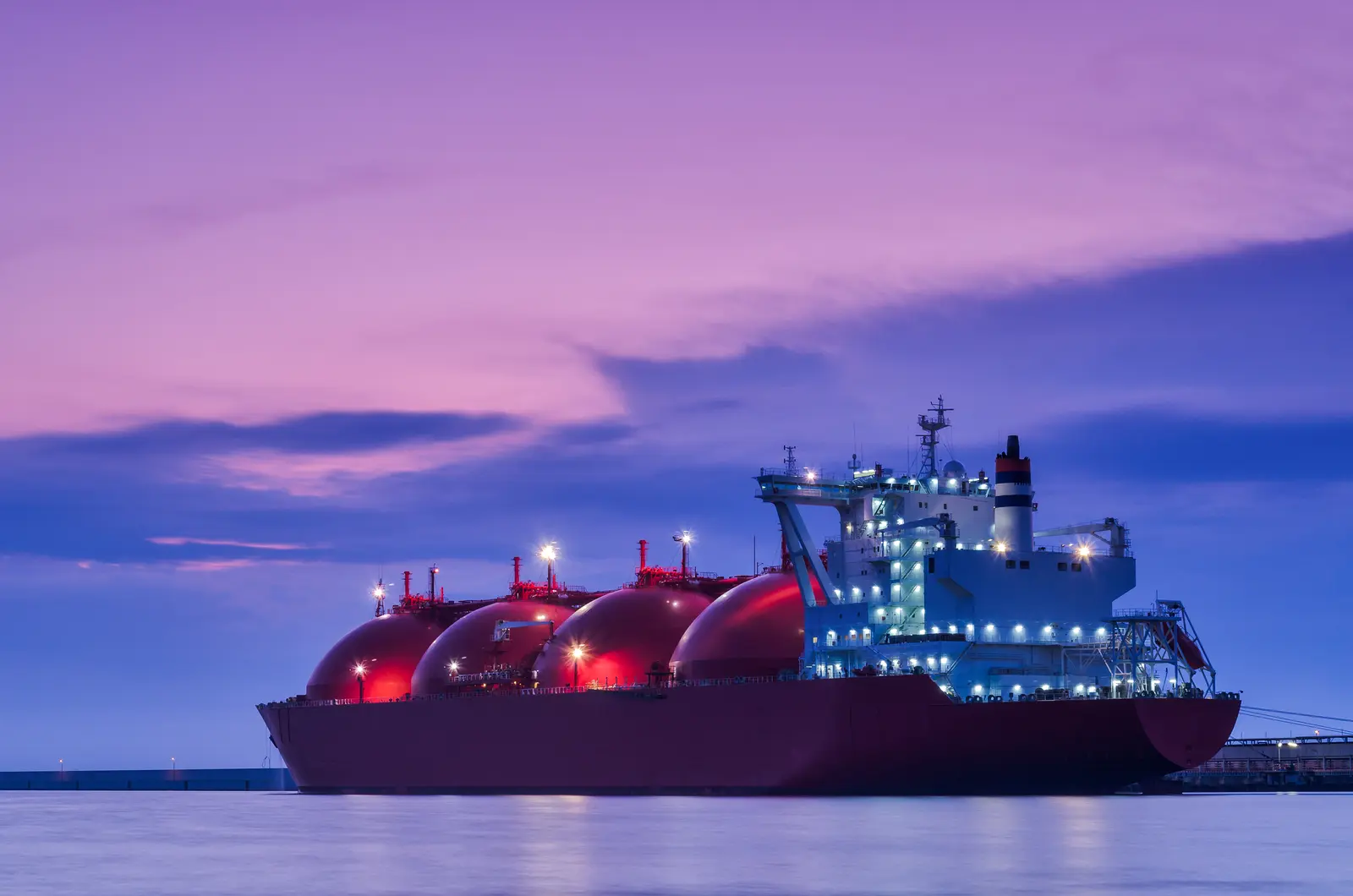 Μπήκαν οι υπογραφές για εισαγωγή LNG στην Κύπρο