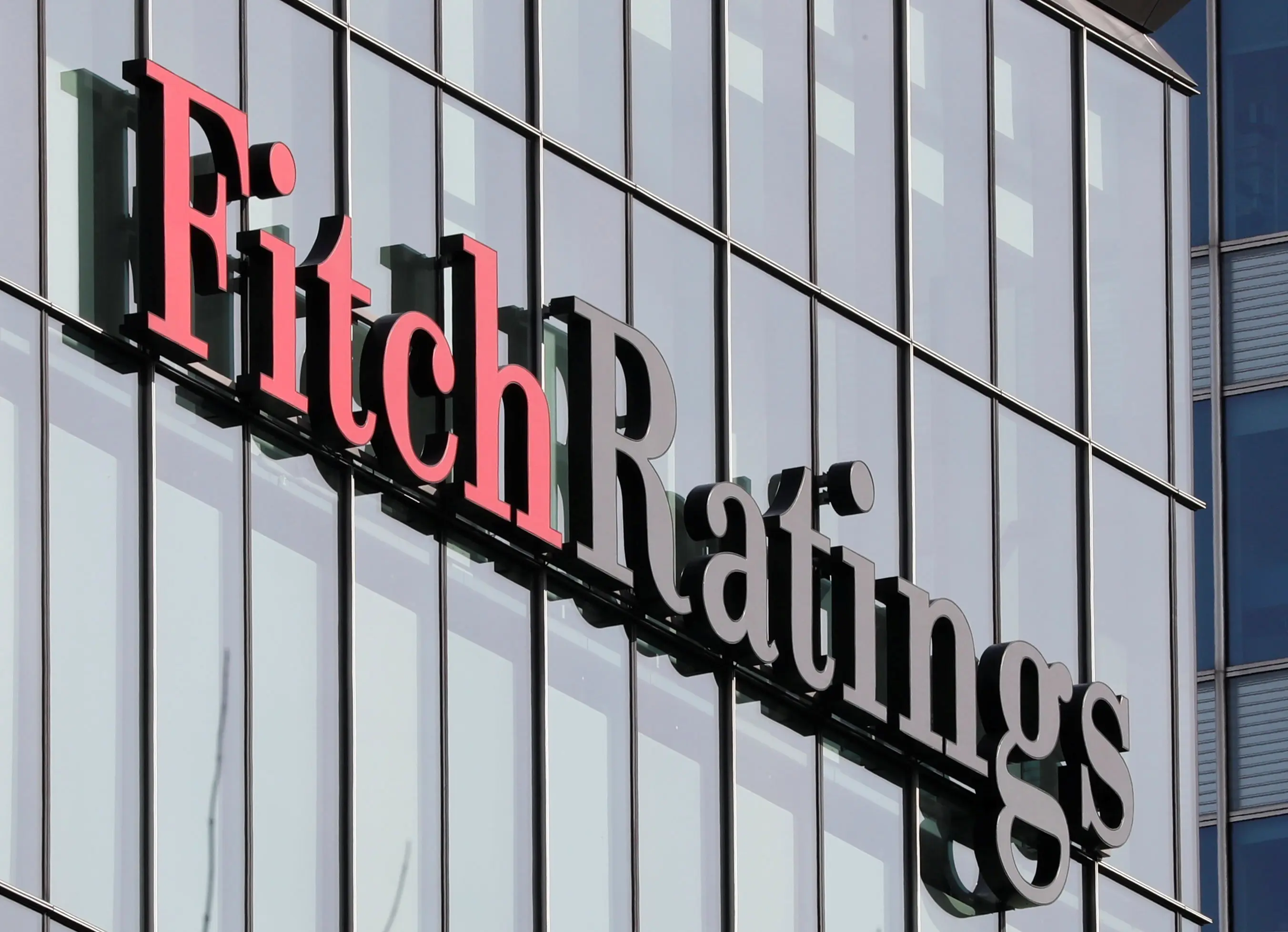 Ο οίκος αξιολόγησης των Fitch υποβαθμίζει την αμερικανική οικονομία
