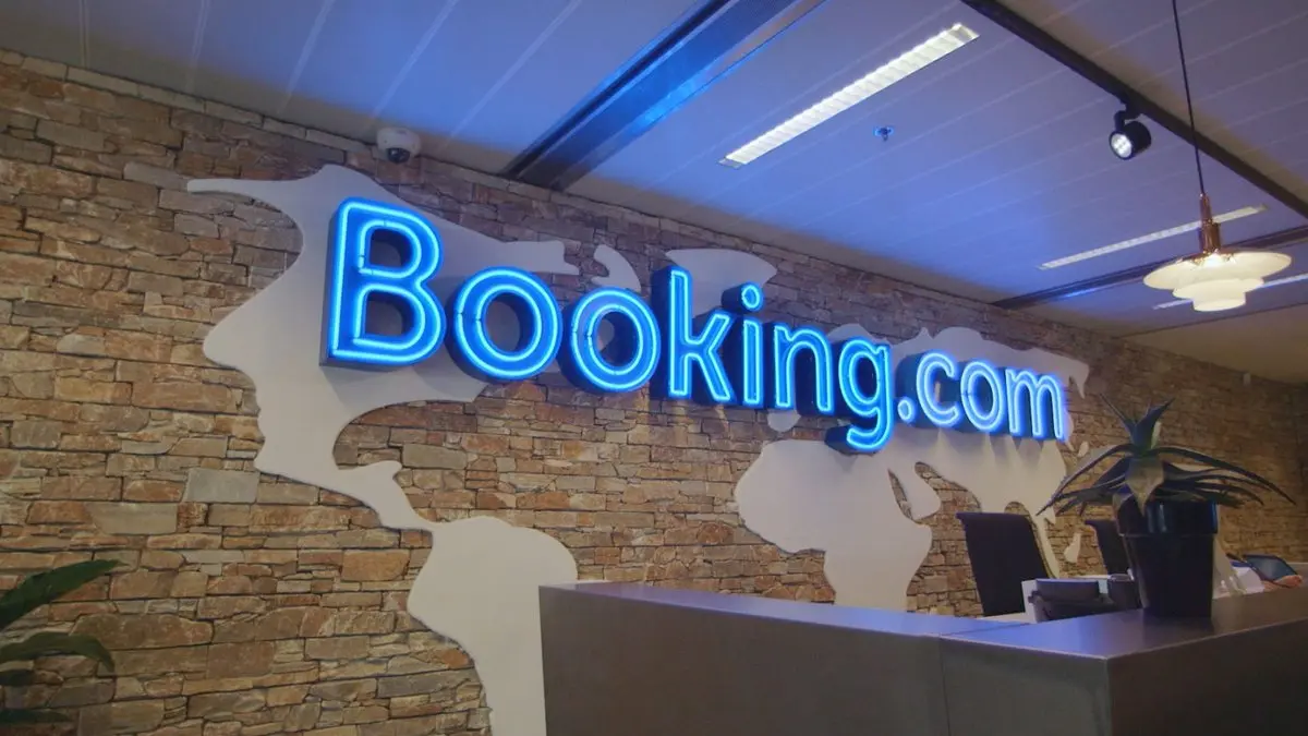 Σε απολύσεις προχωρά η Booking.com