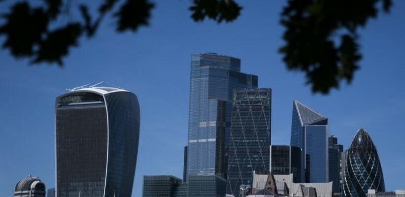 Φόροι και αβεβαιότητα «φρενάρουν» τις προσλήψεις στο City του Λονδίνου