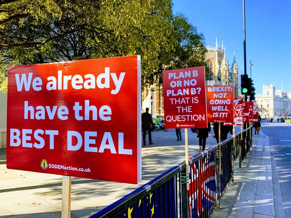 Μέι: Ενδεχόμενο δεύτερο δημοψήφισμα για το Brexit