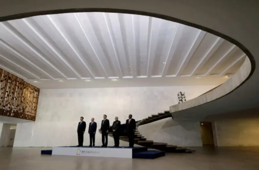 BRICS εναντίον ΗΠΑ: Ποιος θα κερδίσει τη μάχη για την παγκόσμια κυριαρχία