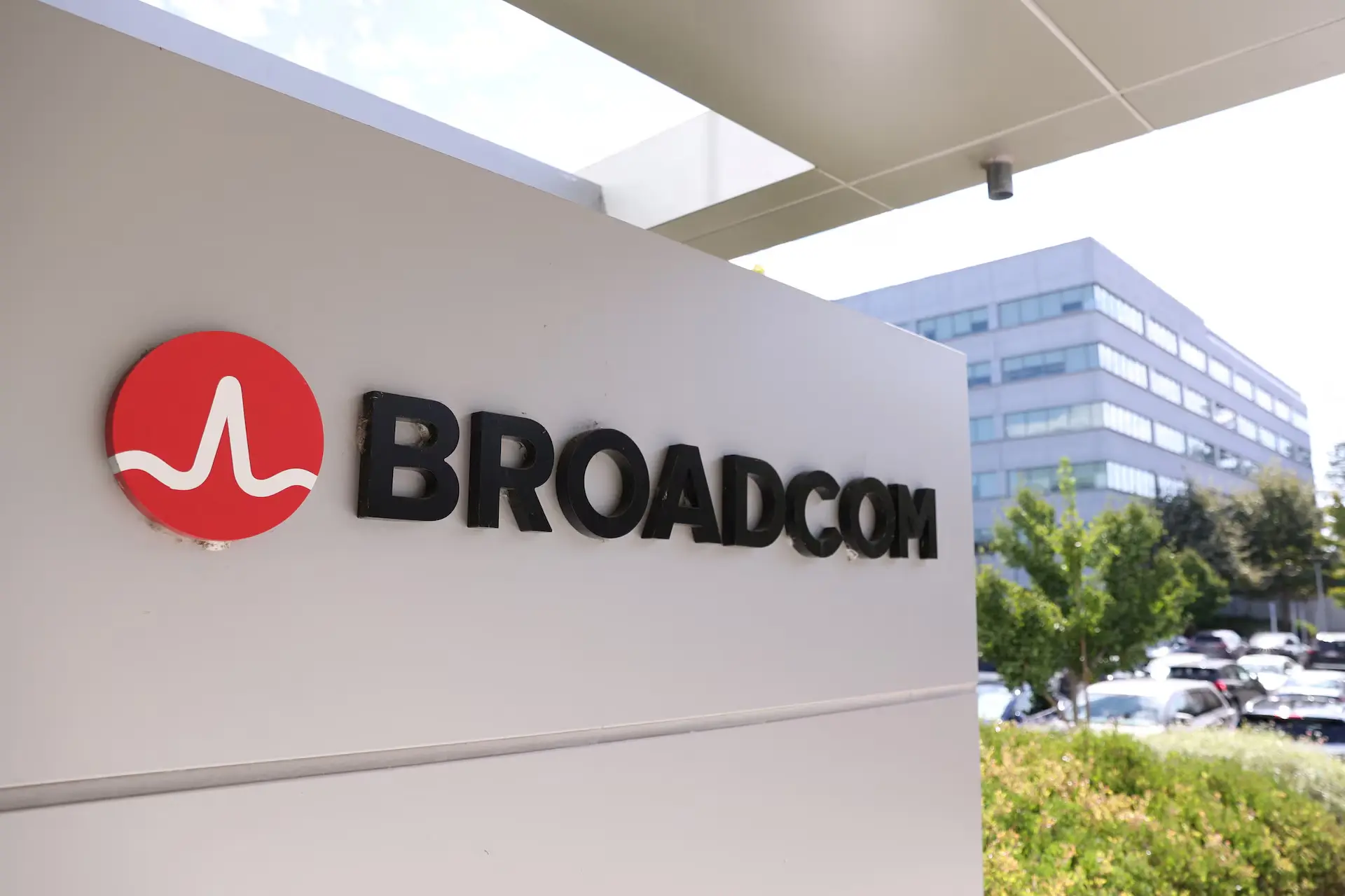 «Βουτιά» για την Broadcom μετά το ιστορικό ράλι λόγω της έλλειψης guidance