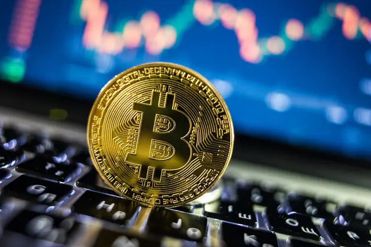 Το bitcoin πλησιάζει το φράγμα των $6.000