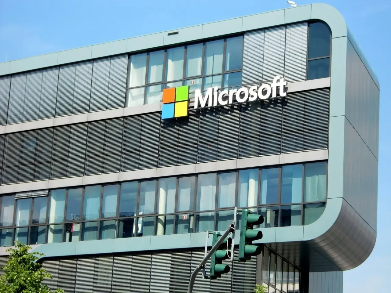 Microsoft: Επένδυση $10 δισ. για AI gigafactory στην Πορτογαλία