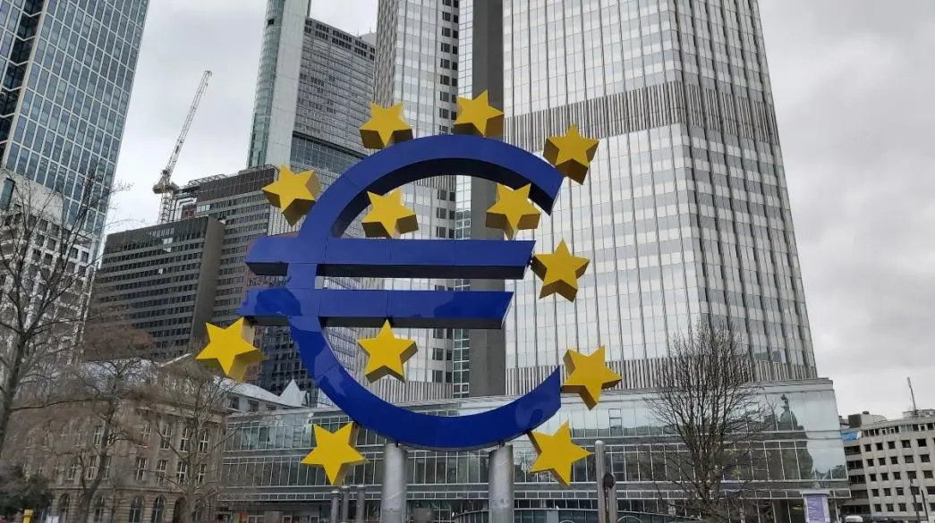 UBS: Το ευρώ σε θέση ισχύος – Πόσο θα «τρέξει» έναντι του δολαρίου το 2024