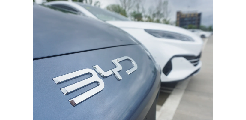 Η αποκαθήλωση της «βασίλισσας» Tesla – Το 2025 έχασε τα πρωτεία από την κινεζική BYD