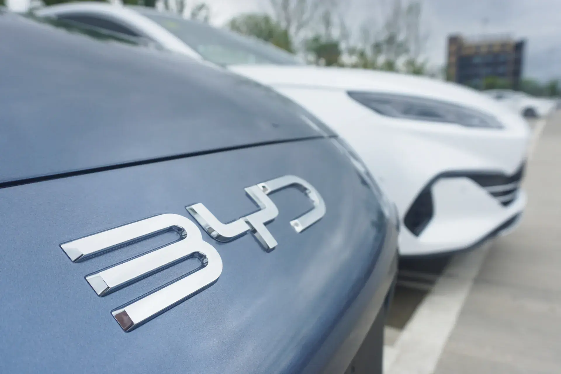 Η αποκαθήλωση της «βασίλισσας» Tesla – Το 2025 έχασε τα πρωτεία από την κινεζική BYD