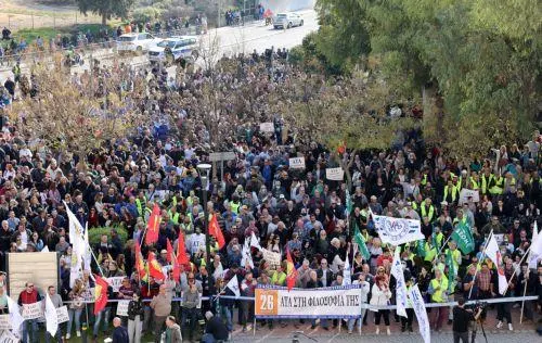 Αντιπληθωριστική πολιτική και μέτρα ζητούν συντεχνίες και οργανώσεις