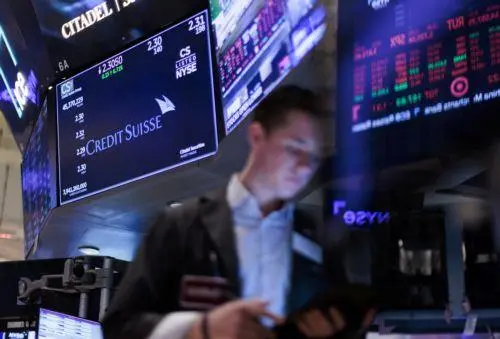Διαβουλεύσεις για εξαγορά της Credit Suisse από τη UBS αποκαλύπτουν οι Financial Times