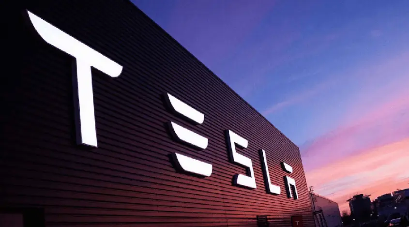 «Βυθίζουν» τη μετοχή της Tesla οι παραιτήσεις στελεχών