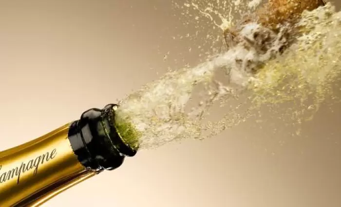 4.9 δις ευρώ για... σαμπάνιες