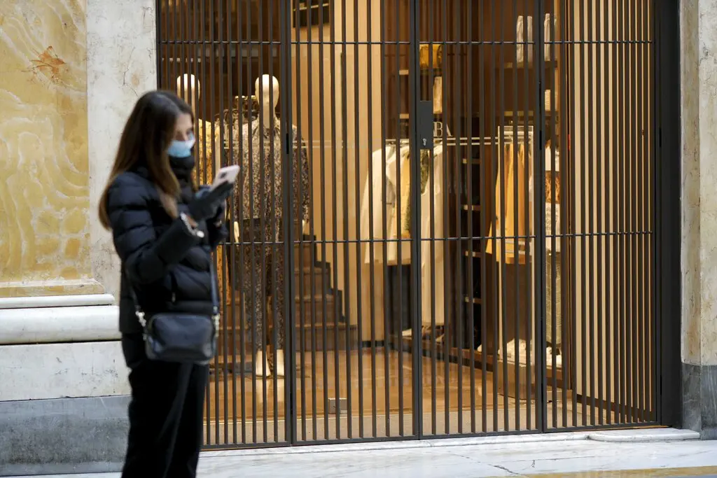 Μπαίνει λουκέτο σε όλα τα μαγαζιά στην Ιταλία
