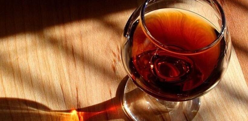 Γιατί οι παραγωγοί κονιάκ διαμαρτύρονται για τους δασμούς στα αυτοκίνητα