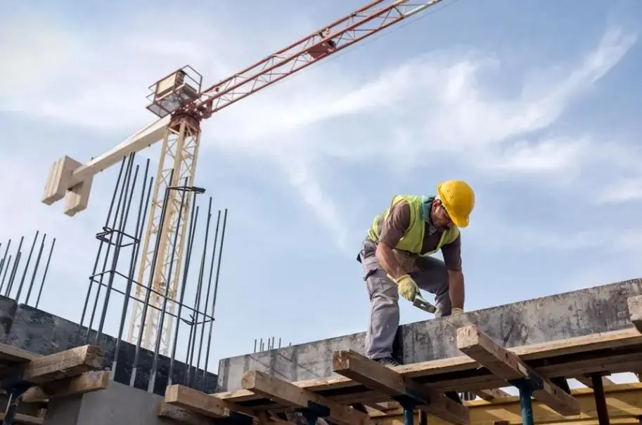 Κοκτέιλ κινδύνων για το 70% των εργαζόμενων συνεπεία κλιματικής αλλαγής