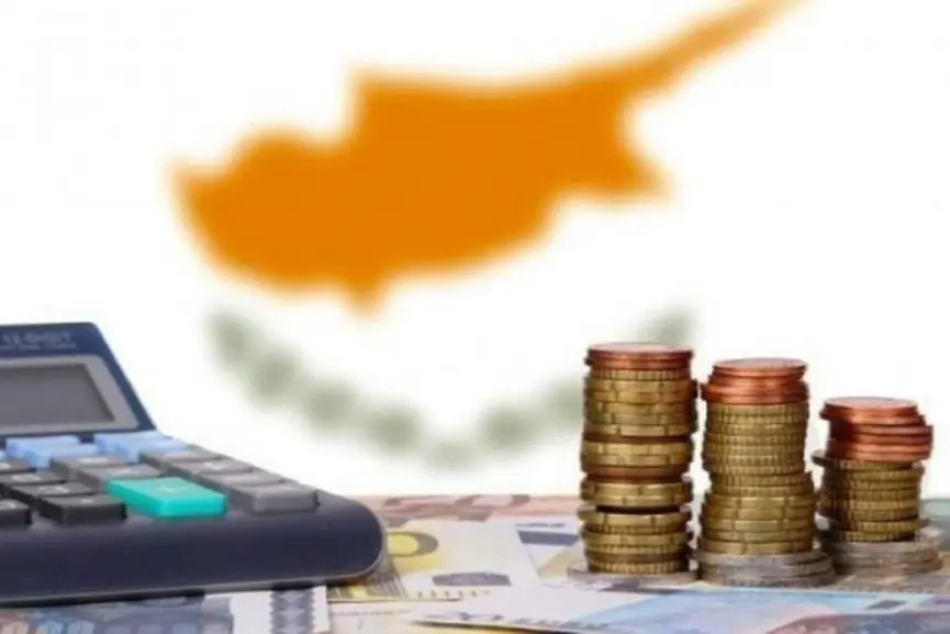 Δημοσιονομικό πλεόνασμα 4,1% του ΑΕΠ με χρέος 62,8% πιστοποιεί η Κομισιόν