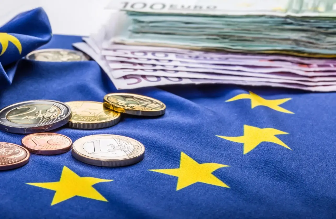 Δασμοί σε αεροσκάφη, αυτοκίνητα και τρόφιμα στη λίστα με τα αντίποινα της ΕΕ κατά του 30% του Τραμπ