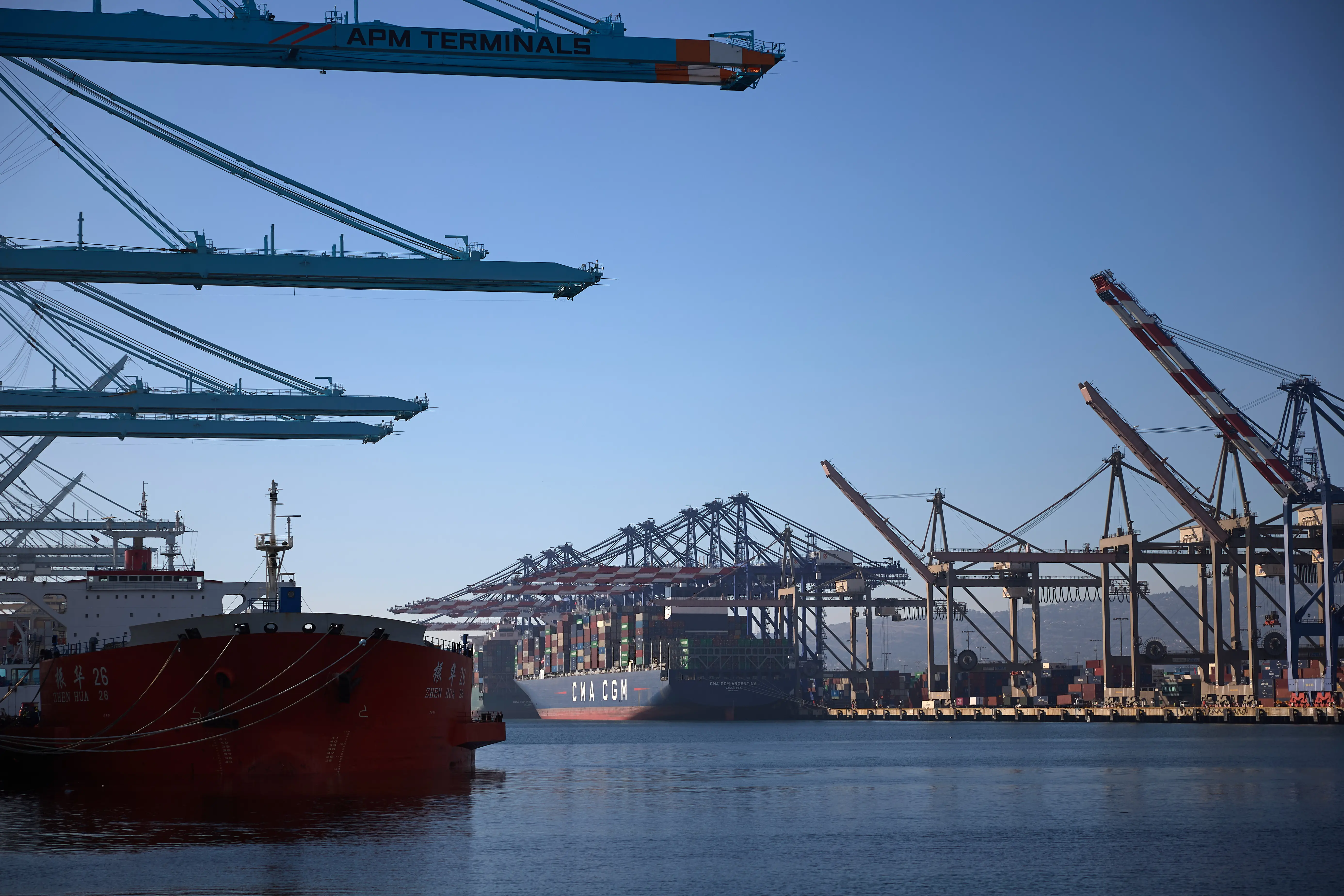 Γιατί επιβάλλονται οι δασμοί Τραμπ, πόσο κοστίζουν και ποιοι τους πληρώνουν