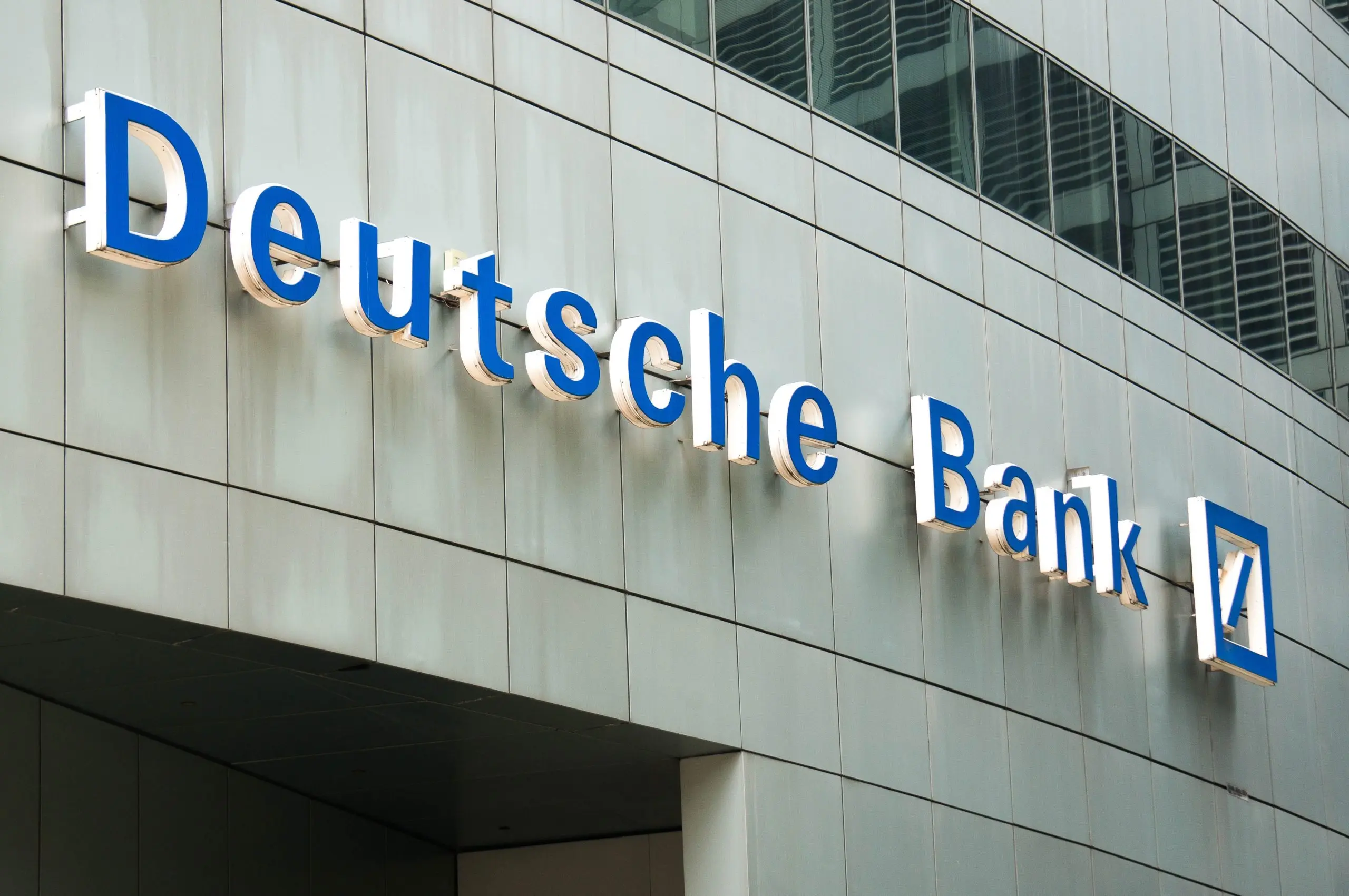 Deutsche Bank: Εξετάζει την έκδοση ομολόγου AT1 – Στο 7,125% το αρχικό επιτόκιο