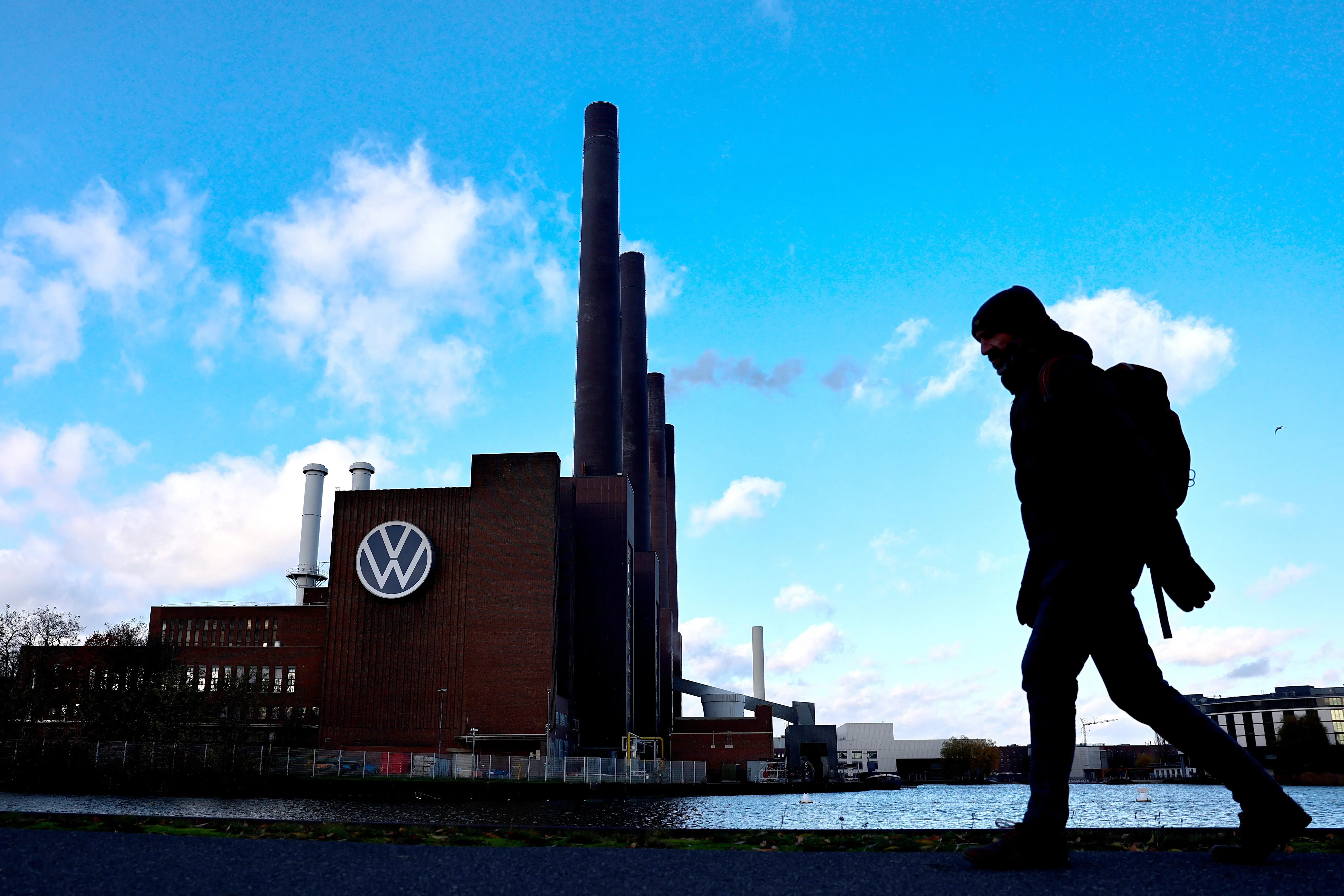 «Χριστουγεννιάτικο θαύμα» στην Volkswagen – Τα βρήκαν εταιρεία και συνδικάτα