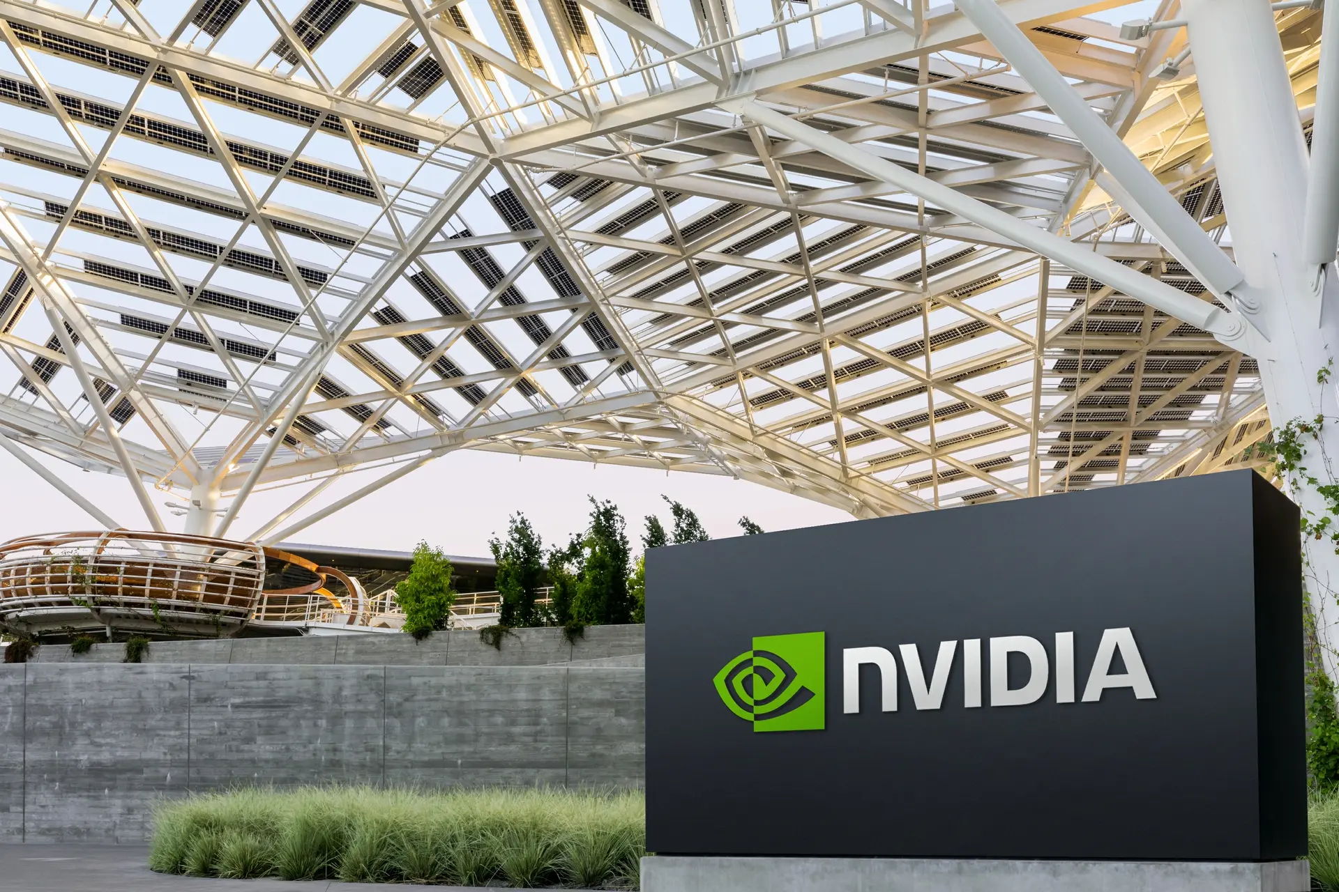 Nvidia: Εσπασε το ορόσημο των 3 τρισ. δολαρίων σε κεφαλαιοποίηση και ξεπέρασε την Apple