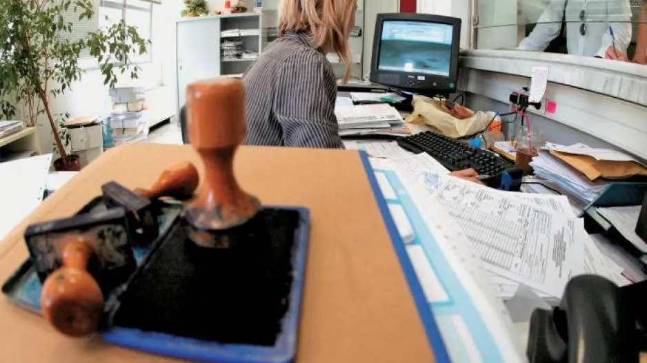 Κενές θέσεις στη δημόσια υπηρεσία