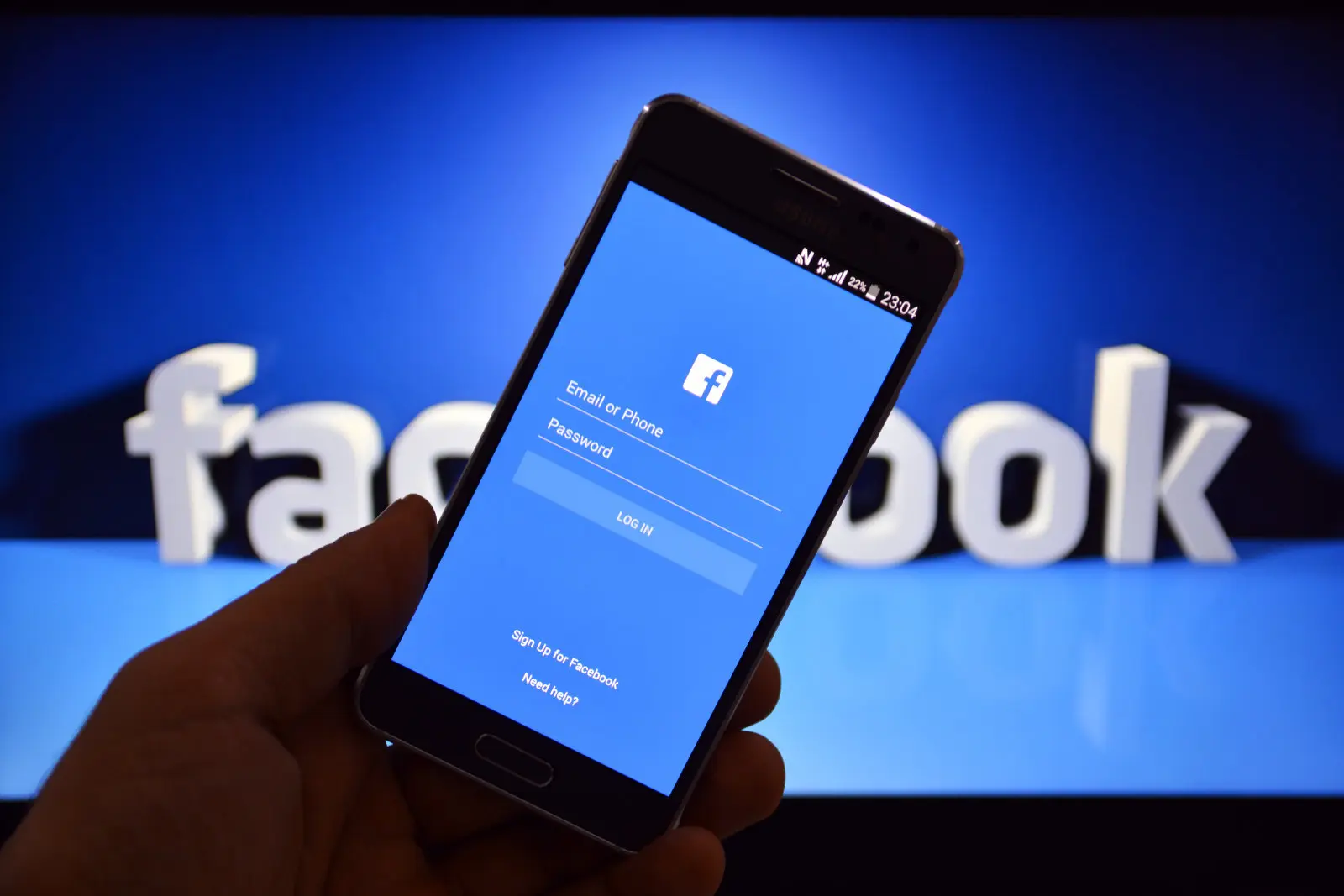 Το Facebook προσλαμβάνει προσωπικό για να αντιμετωπίσει τις 