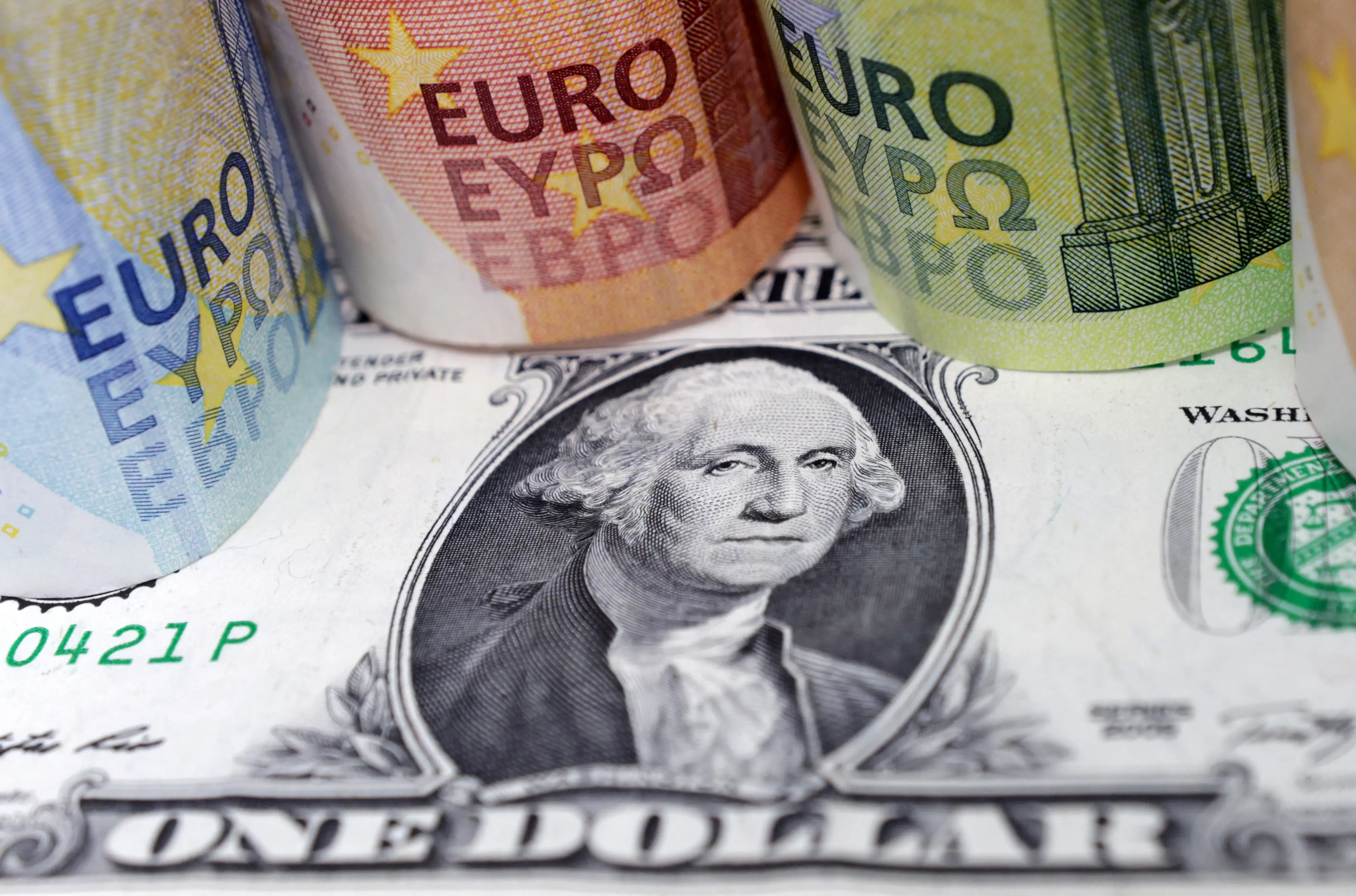 Αντιπαράθεση νομισμάτων στην ΕΕ: Ευρώ και δολάριο κυριαρχούν στις εμπορικές συναλλαγές