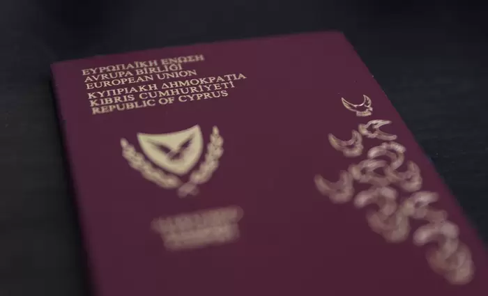 Financial Times: Η Κύπρος επιμένει στα χρυσά διαβατήρια παρά το σκάνδαλο