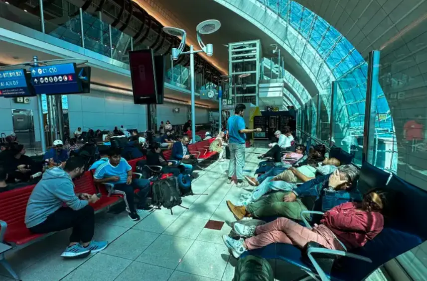 Χάος στο αεροδρόμιο του Ντουμπάι - Πάνω από 270 πτήσεις ακυρώθηκαν
