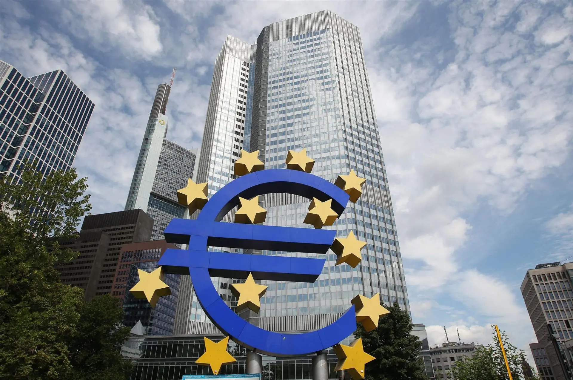 EKT: Αναμένεται να προχωρήσει σήμερα στην τέταρτη μείωση των επιτοκίων της (πίνακες)