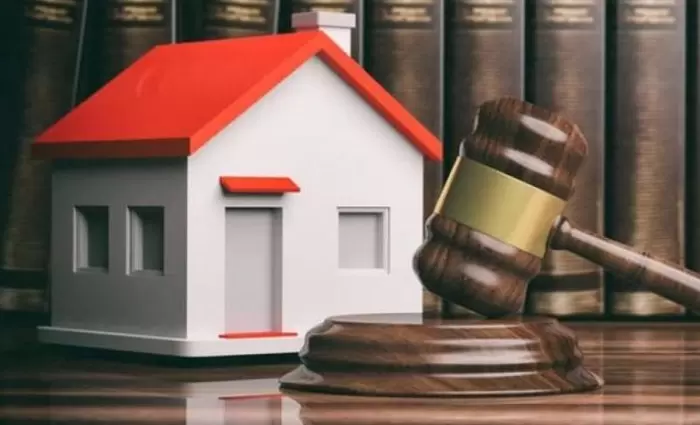 Στο «σφυρί» κύριες κατοικίες – Ανοίγει τον φάκελο των εκποιήσεων η Βουλή