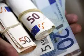 Στα 490 εκ. οι εκροές χρημάτων με προσωπικές μεταβιβάσεις από την Κύπρο