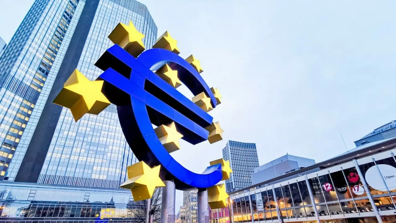 ΕΚΤ: Καύσωνας και κλιματική κρίση «καίνε» το ΑΕΠ και ανεβάζουν τον πληθωρισμό