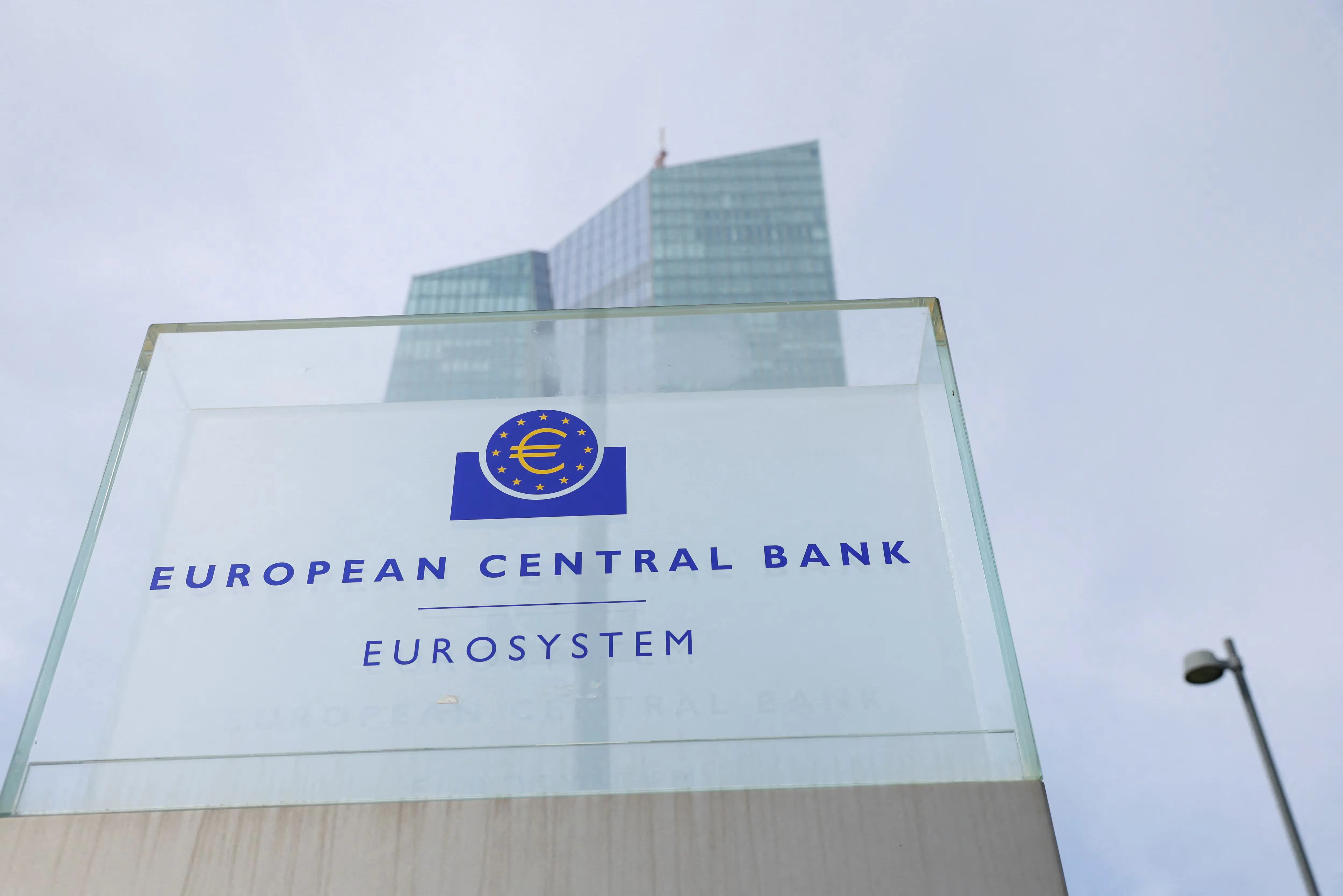 ΕΚΤ: Σημάδια αποκλιμάκωσης στις αυξήσεις μισθών το 2026 (πίνακας)
